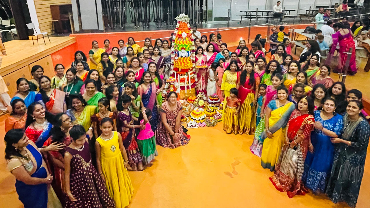 Bathukamma | కెనడాలో సంబురంగా బతుకమ్మ.. ఆటాపాటలతో అలరించిన ఆడపడుచులు