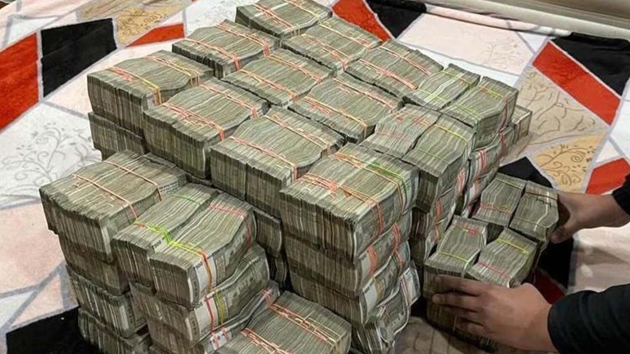 1 Crore Cash Seized | ఒక ఇంట్లో  భారీగా డబ్బు గుర్తింపు.. ఎన్నికల అధికారులు స్వాధీనం