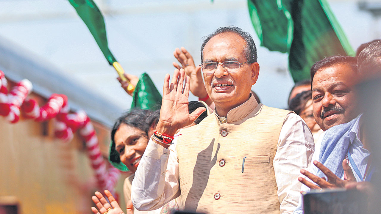 Madhya Pradesh | బీజేపీ ఎన్నికల ‘స్కీమ్‌’లు.. మధ్యప్రదేశ్‌లో ఓటమి భయంతో ఓటర్ల ఆకర్షణకు పాట్లు