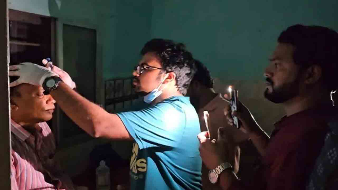 Hospital Power Cut | ప్రభుత్వ ఆసుపత్రిలో 5 రోజులుగా పవర్‌ కట్‌.. టార్చ్‌లైట్లతో డాక్టర్ల చికిత్స