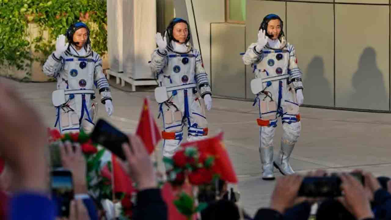 Chinese astronauts | పిన్న వయస్కులైన చైనా వ్యోమగాముల రికార్డు.. ఆరున్నర గంటల్లో అంతరిక్ష   కేంద్రానికి చేరిక
