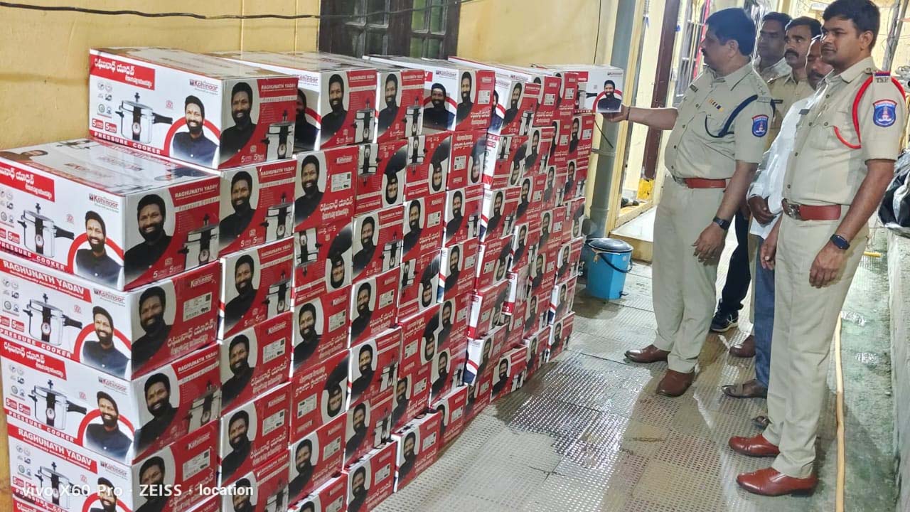 Election Code | హైదరాబాద్‌లో పోలీసుల ముమ్మర తనిఖీలు.. పెద్ద ఎత్తున బంగారం, నగదు పట్టివేత..! కాంగ్రెస్‌ కుక్కర్లు సీజ్‌..!