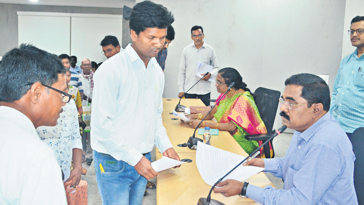 సమస్యలు పరిష్కరించాలి