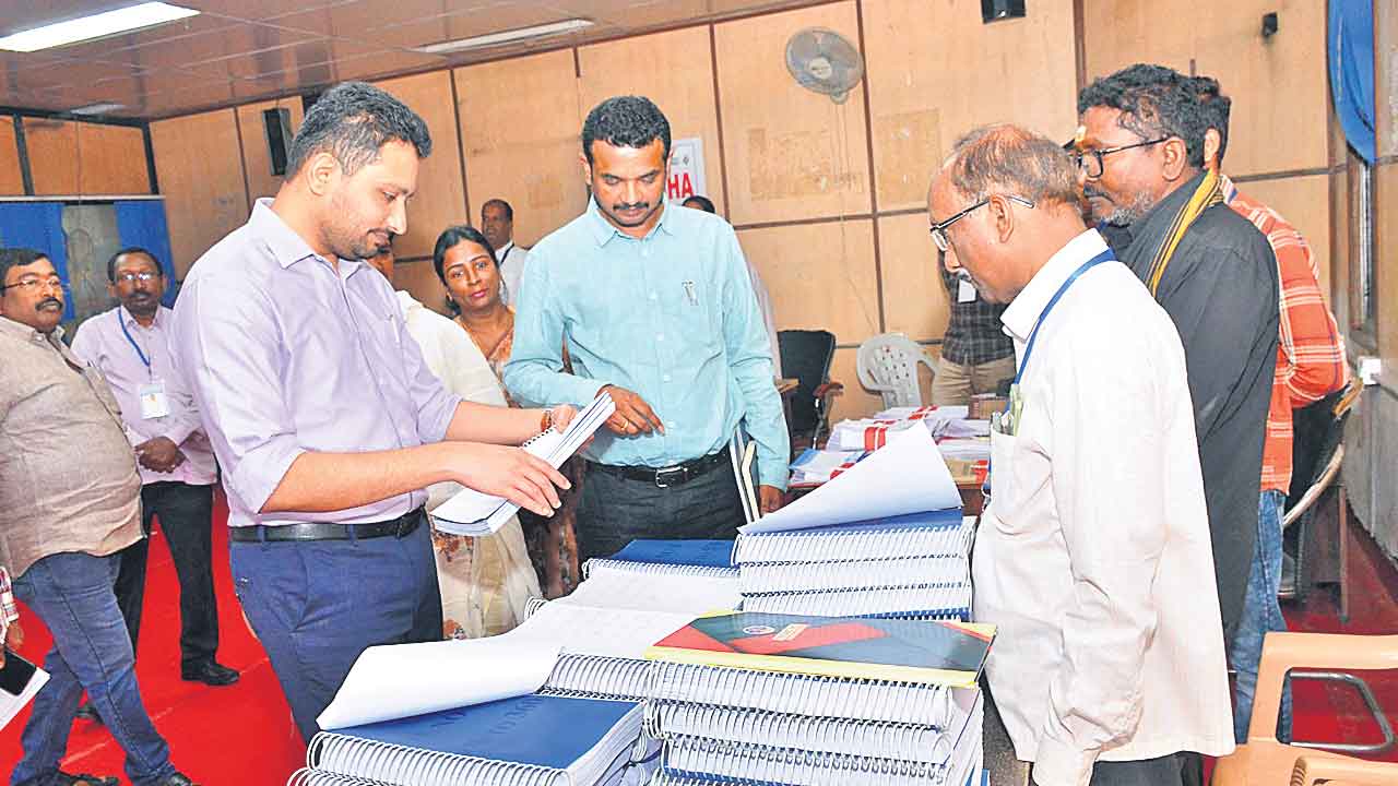 ఎన్నికల ఏర్పాట్లు పూర్తి చేయాలి