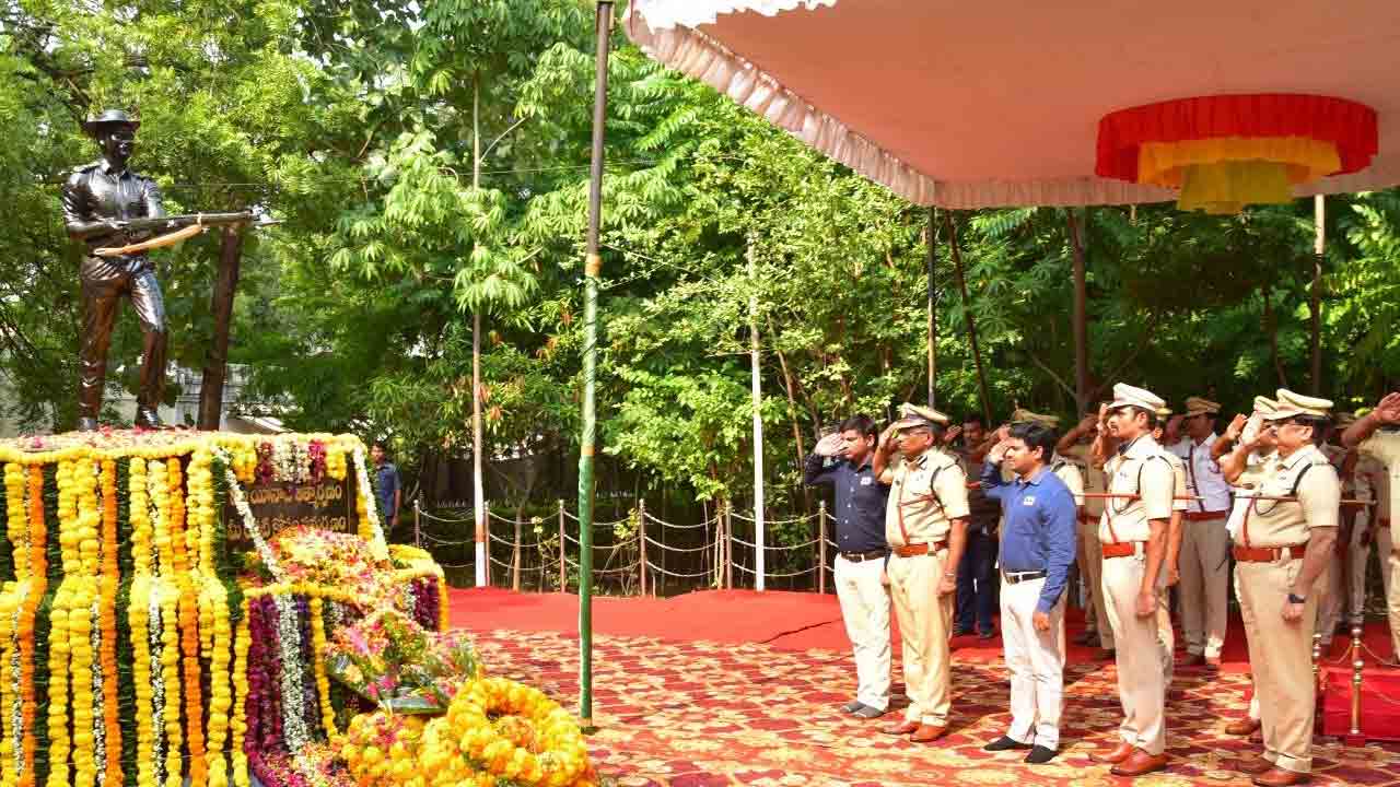 పోలీస్‌ అమరవీరుల త్యాగాలు చిరస్మరణీయం