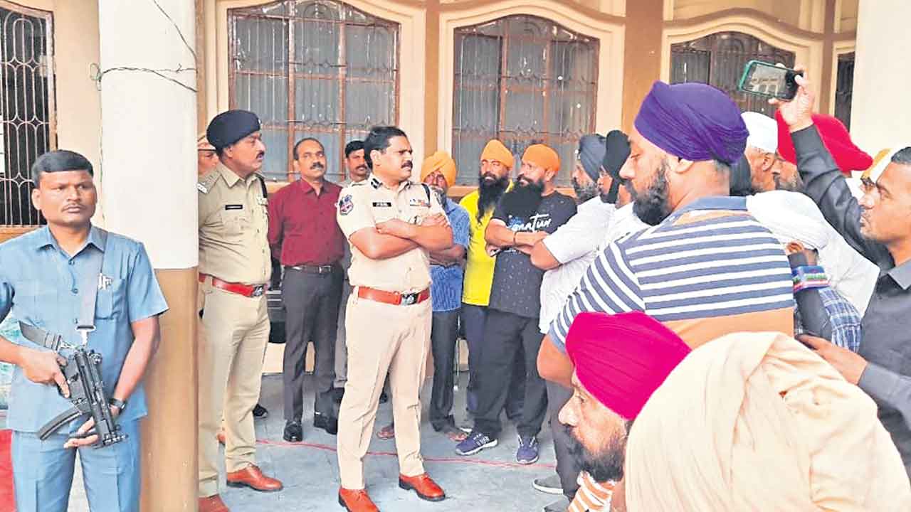 పోలీసులకు ప్రజలు సహకరించాలి