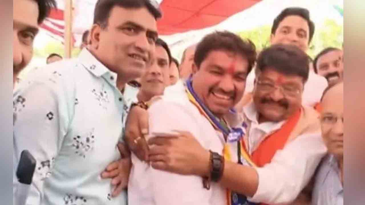 Congress MLA | బీజేపీ నేత కాళ్లు మొక్కిన కాంగ్రెస్‌ ఎమ్మెల్యే.. వీడియో