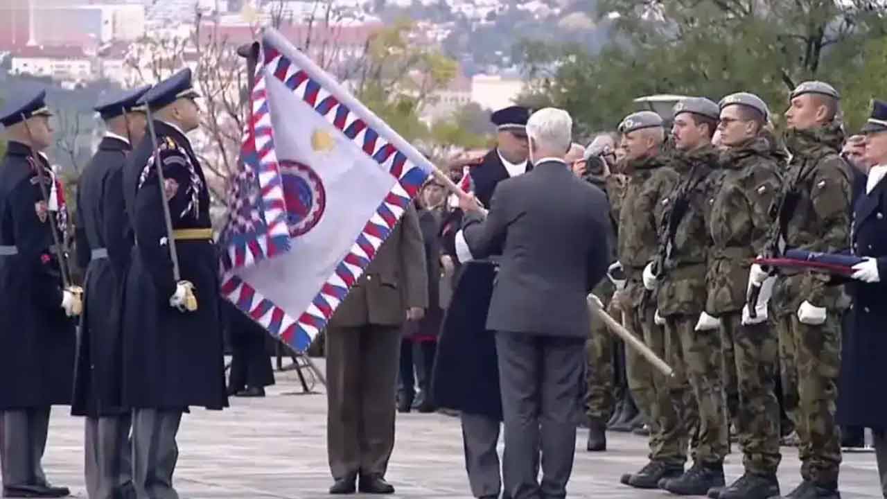 Czech Republic: దేశాధ్య‌క్షుడి చేతిలోని జెండా.. సైనికుడి టోపీని కింద‌ప‌డేసింది.. న‌వ్వు పుట్టిస్తున్న  వీడియో ఇదే