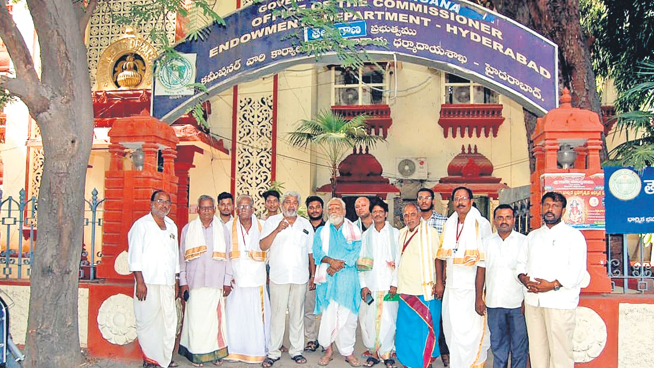 మరో 350 గుడులకు ధూప-దీపం