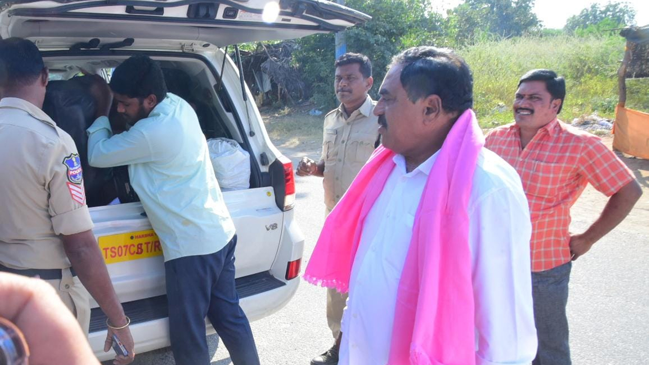 Election Code | మంత్రి ఎర్రబెల్లి దయాకర్‌రావు కాన్వాయ్‌ని తనిఖీ చేసిన పోలీసులు