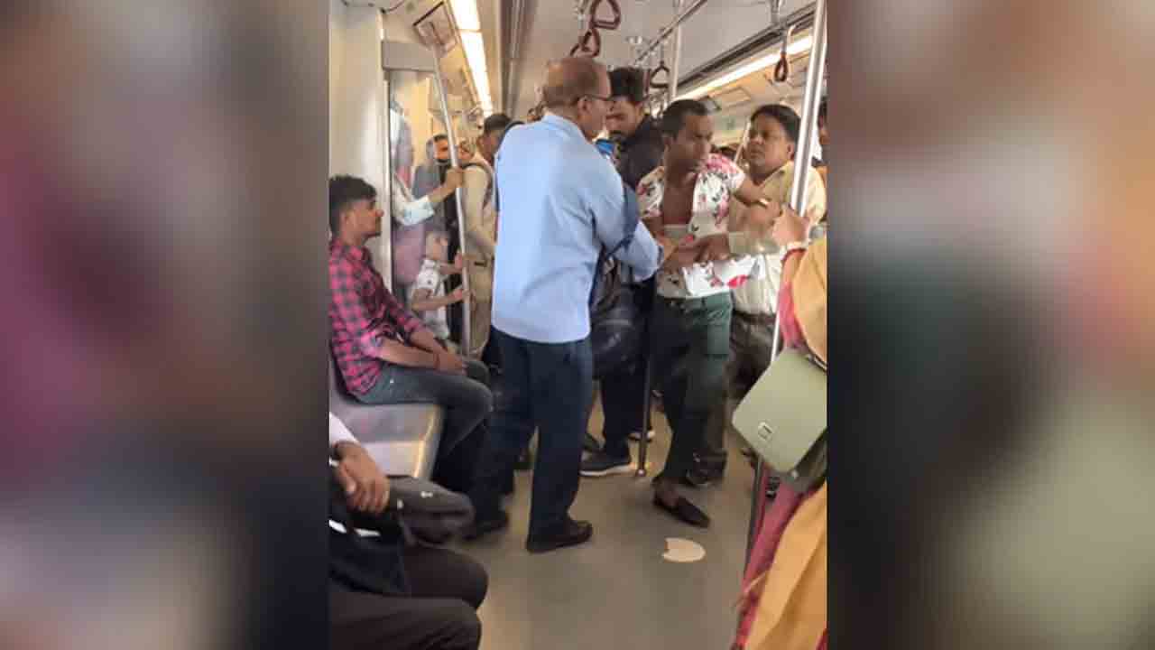 Delhi Metro | ఢిల్లీ మెట్రోలో ఘర్షణ.. పెద్దాయనపై చేయి చేసుకున్న తోటి ప్రయాణికుడు.. VIDEO