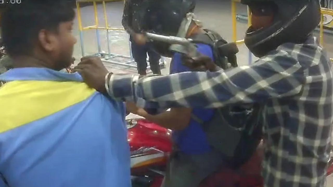 Delhi | ఢిల్లీలో తుపాకులతో బెదిరించి.. పెట్రోల్‌ బంకులతో ముసుగుదొంగల దోపిడీ..!