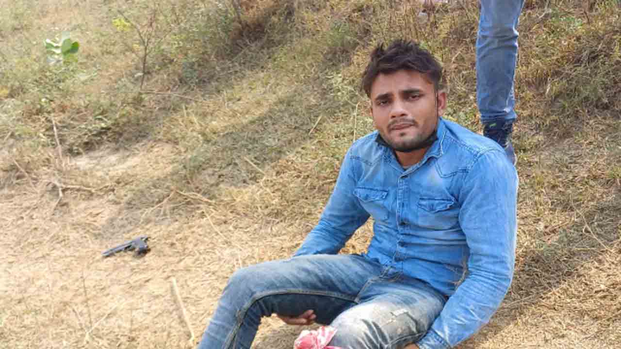 Delivery Agent Rapes Woman | మహిళపై డెలివరీ ఏజెంట్‌ లైంగిక దాడి.. పోలీస్‌ నుంచి గన్‌ లాక్కొని   పరార్‌