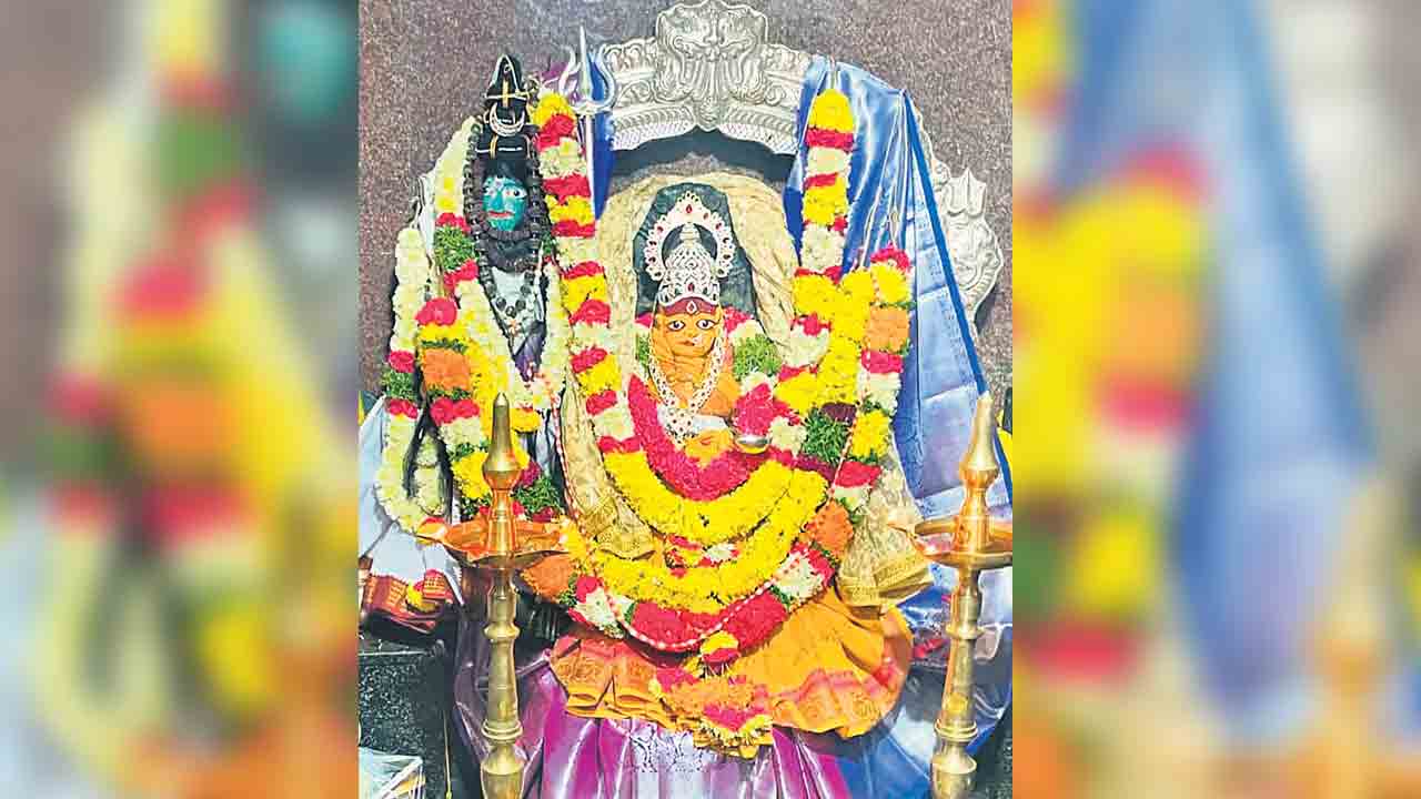 ఆన్న పూర్ణాదేవిగా.. అమ్మవారు