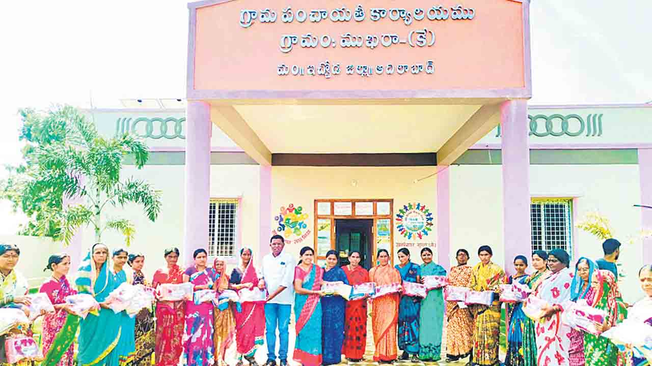 బతుకమ్మ చీరల పంపిణీ