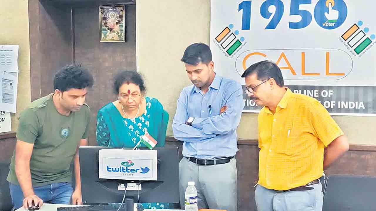 పెయిడ్‌ న్యూస్‌పై అప్రమత్తంగా ఉండాలి