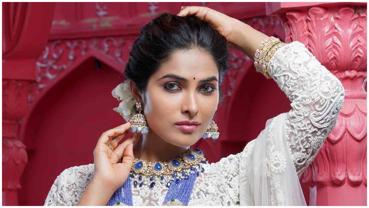 Divi Vadthya | కొప్పున పూలెట్టుకుని కవ్విస్తున్న దివి వాద్త్యా..