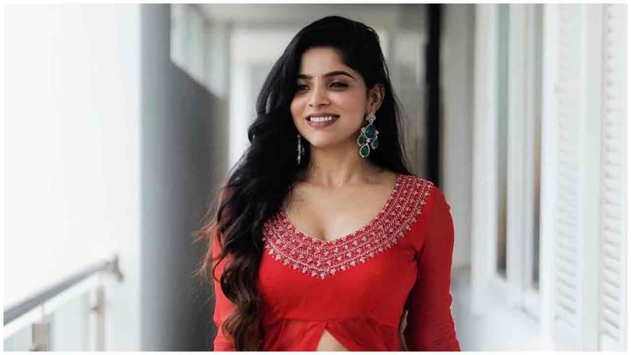 Divya Bharathi | రెడ్ మిర్చీలా ఘాటెక్కిస్తున్న దివ్య భారతి..