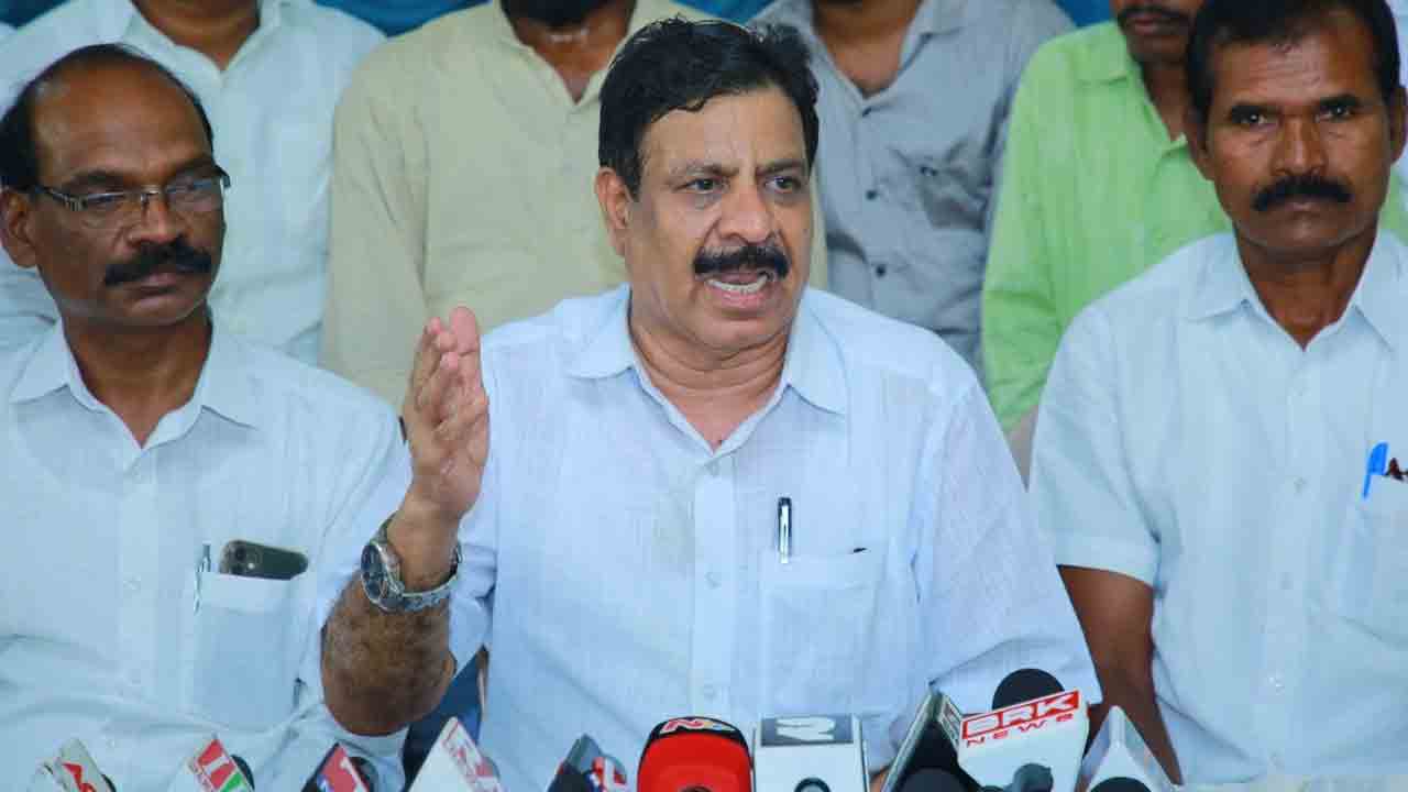 కాంగ్రెస్‌లో బీసీలకు స్థానం లేదు