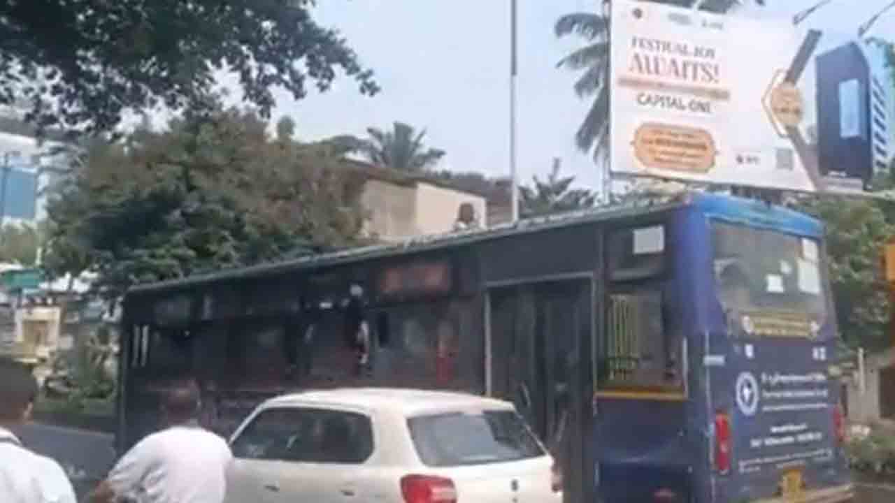 Watch: మద్యం మత్తులో బస్సును రివర్స్‌ గేర్‌లో నడిపిన డ్రైవర్‌.. వీడియో వైరల్‌