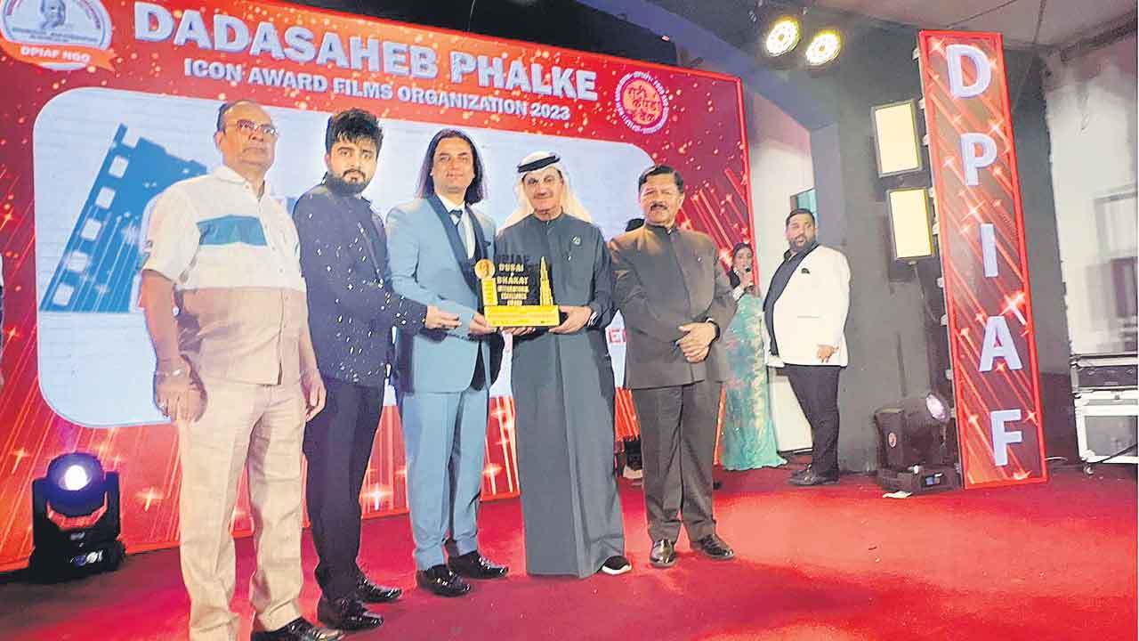 ఇఫ్తేకార్ హుస్సేన్కు దుబాయ్-భారత్ అంతర్జాతీయ ఎక్సలెన్స్ అవార్డు