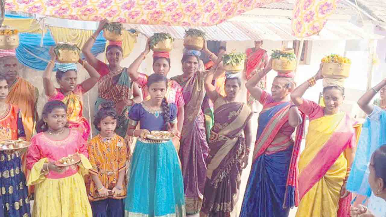 వైభవంగా దుర్గామాతకు బోనాలు
