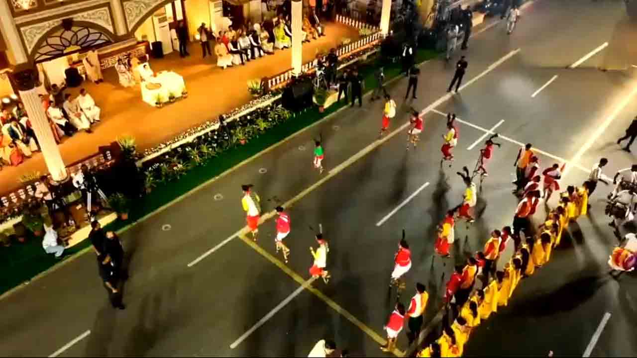 Durga Puja Carnival | కోల్‌కతాలో ఘనంగా దుర్గాపూజ కార్నివాల్‌.. హాజరైన బెంగాల్‌ సీఎం మమతాబెనర్జీ.. Video