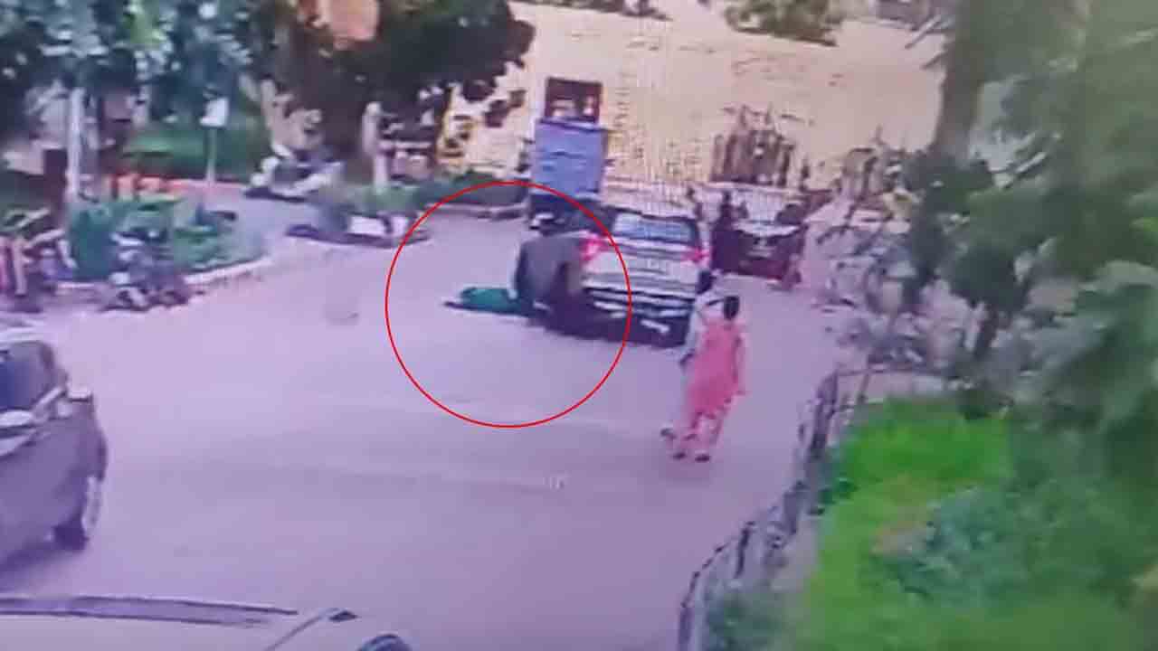 Noida | వాకింగ్‌ చేస్తున్న వృద్ధురాలిపైకి దూసుకెళ్లిన కారు.. వీడియో