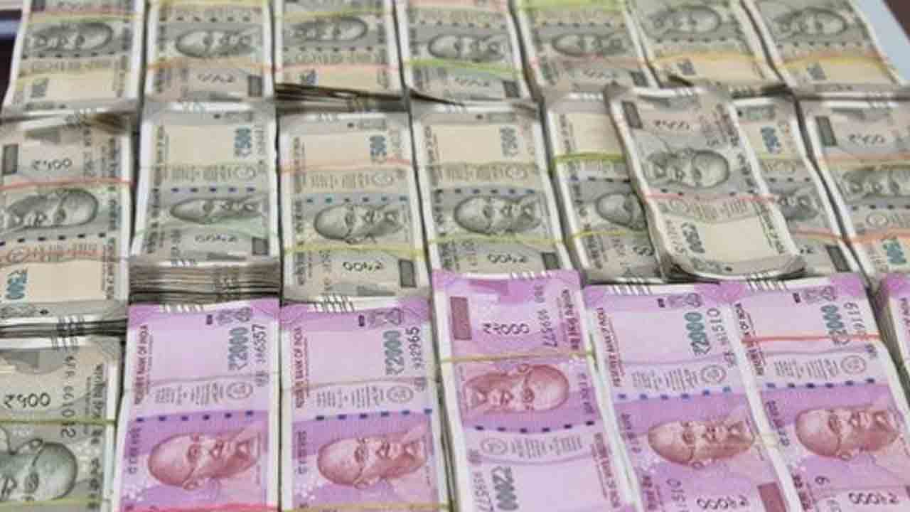 Election Code | దోమలగూడలో బైక్‌లో తరలిస్తున్న రూ.15 లక్షలు స్వాధీనం