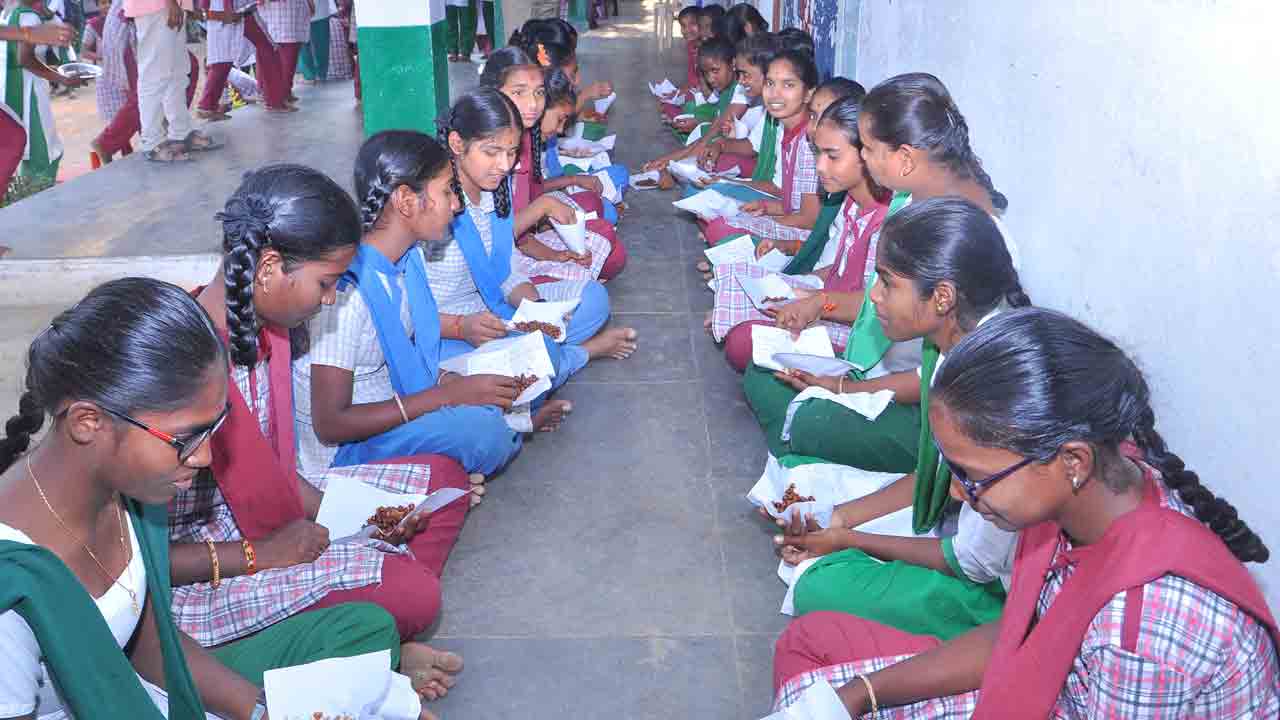 విద్యార్ధులకు టిఫిన్స్..