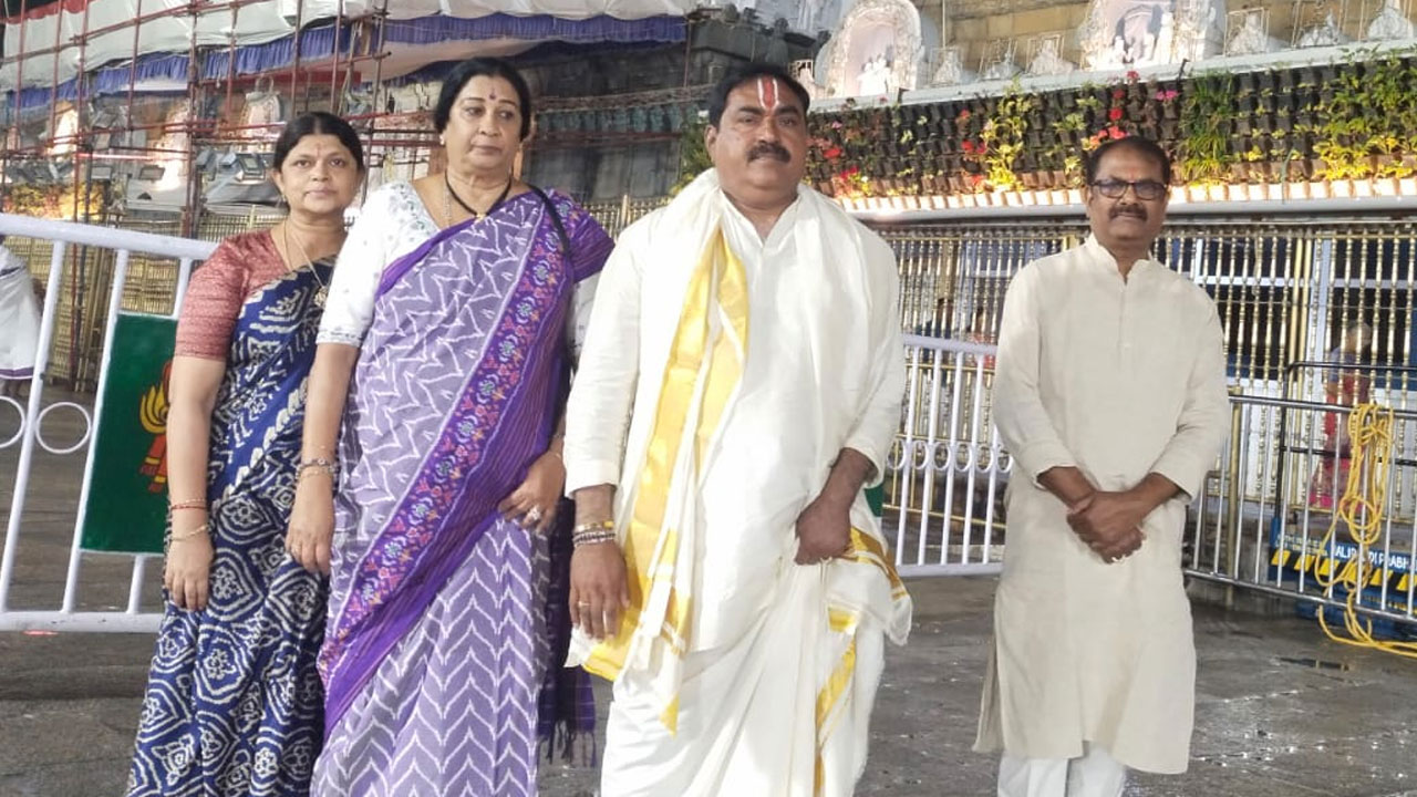 Minister Errabelli Dayakar Rao | తిరుమల శ్రీవారిని దర్శించుకున్న మంత్రి ఎర్రబెల్లి