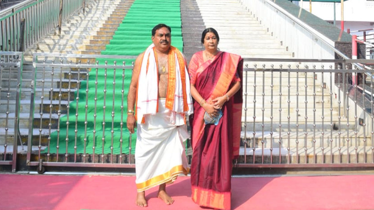 Minister Errabelli Dayakar Rao | అన్నవరం సత్యనారాయణ స్వామి వారిని దర్శించుకున్న మంత్రి ఎర్రబెల్లి