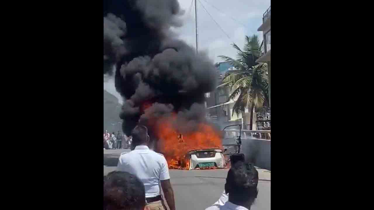 Electric car | నడిరోడ్డుపై అగ్నికి ఆహుతైన ఎలక్ట్రిక్‌ కారు.. Video viral