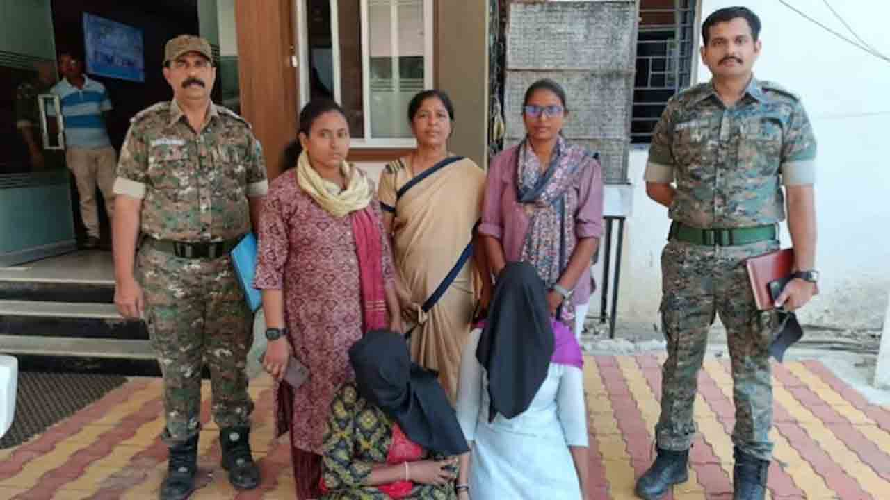 Five deaths in family | కుటుంబంలో ఐదుగురు మృతి.. విషమిచ్చి చంపిన ఇద్దరు మహిళలు అరెస్ట్‌