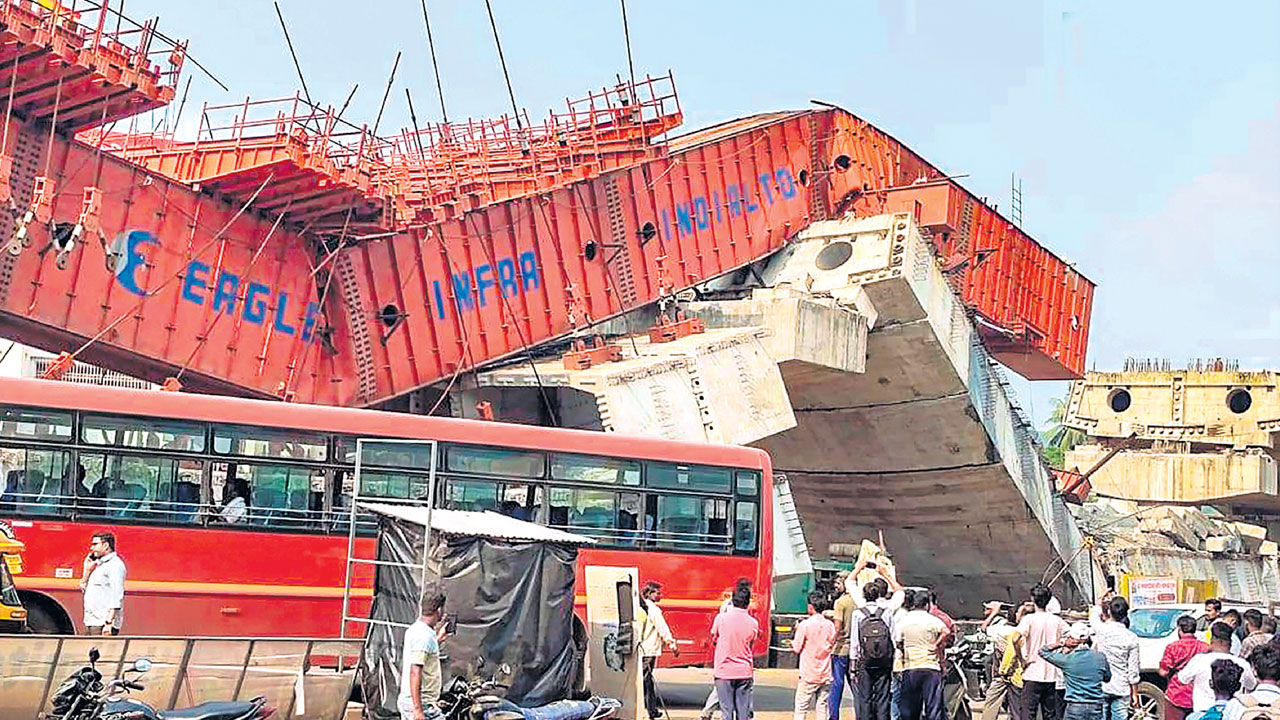 మహారాష్ట్రలో కూలిన నిర్మాణంలోని ఫ్లైఓవర్‌
