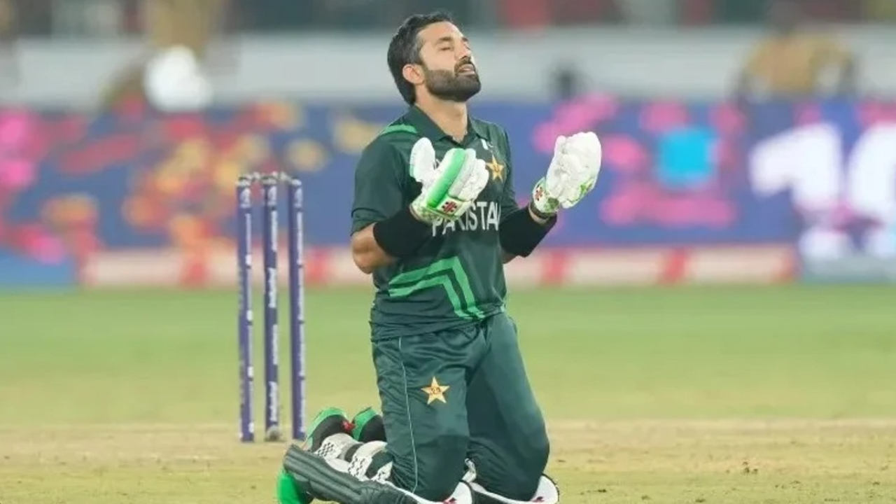 స్టేడియంలో నమాజ్ ఎవరు చేయమన్నారు?  పీసీబీకి కౌంటరిచ్చిన పాక్ మాజీ క్రికెటర్