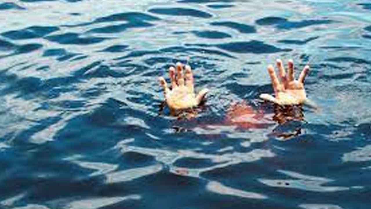 గోదావరిలో మునిగి నలుగురి మృతి