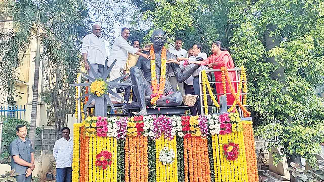 గాంధీ మార్గమే సమాజానికి స్ఫూర్తి