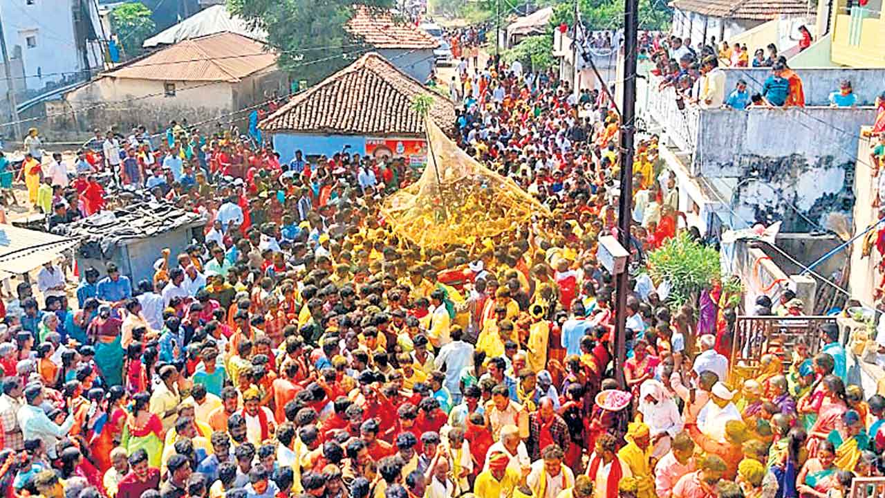 అడెల్లిలో గంగనీళ్ల జాతర