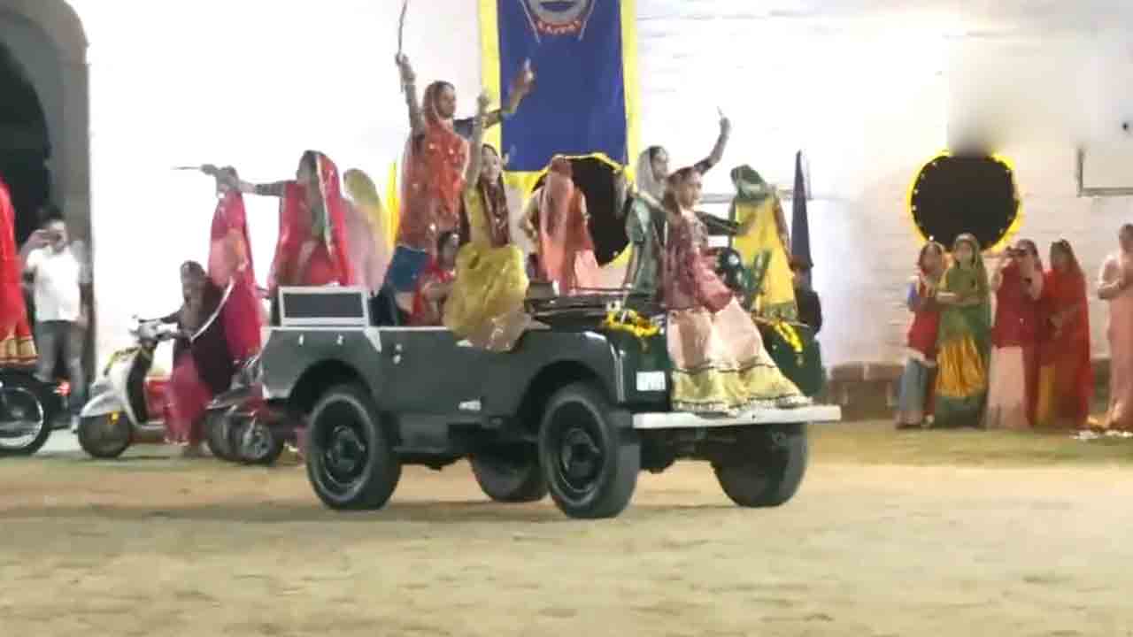 Garba Dance | వావ్ సూపర్.. బైకులు, కార్లపై గుజరాతీ మహిళల గర్బా నృత్యం.. Video viral