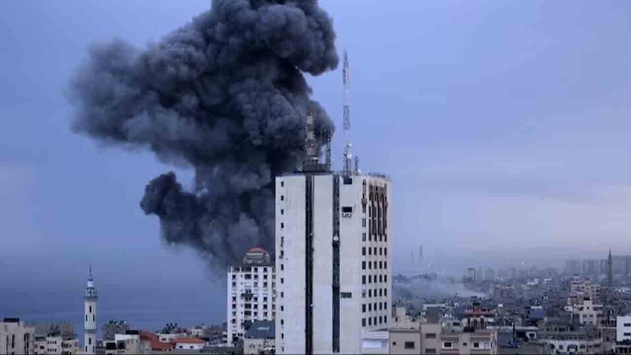 Israel-Hamas War | పూర్తి దిగ్బంధంలో గాజా.. కరెంట్‌, ఆహారం, ఇంధనం అన్నీ కట్‌