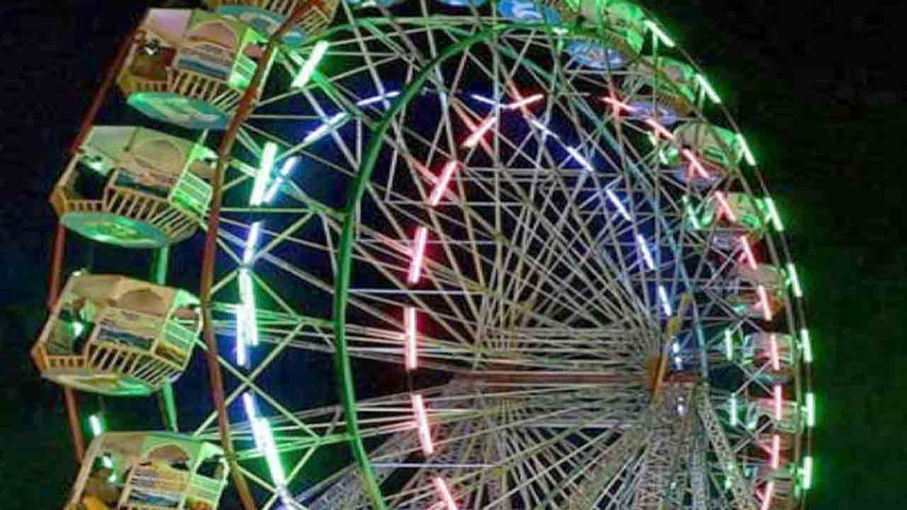 Giant Wheel | నవరాత్రి మేళాలో అకస్మాత్తుగా నిలిచిపోయిన జెయింట్‌ వీల్‌.. 20 మంది గాల్లోనే