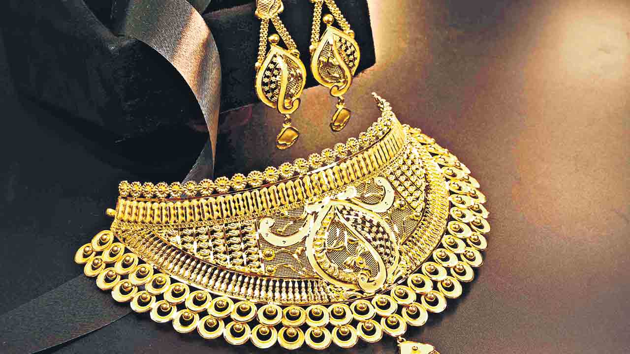 రూ.500 పెరిగిన బంగారం తులం రూ.60,490