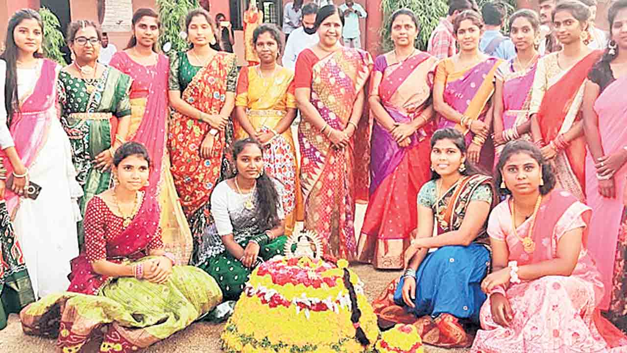 ప్రకృతిని ఆరాధించే పండుగ ‘బతుకమ్మ’