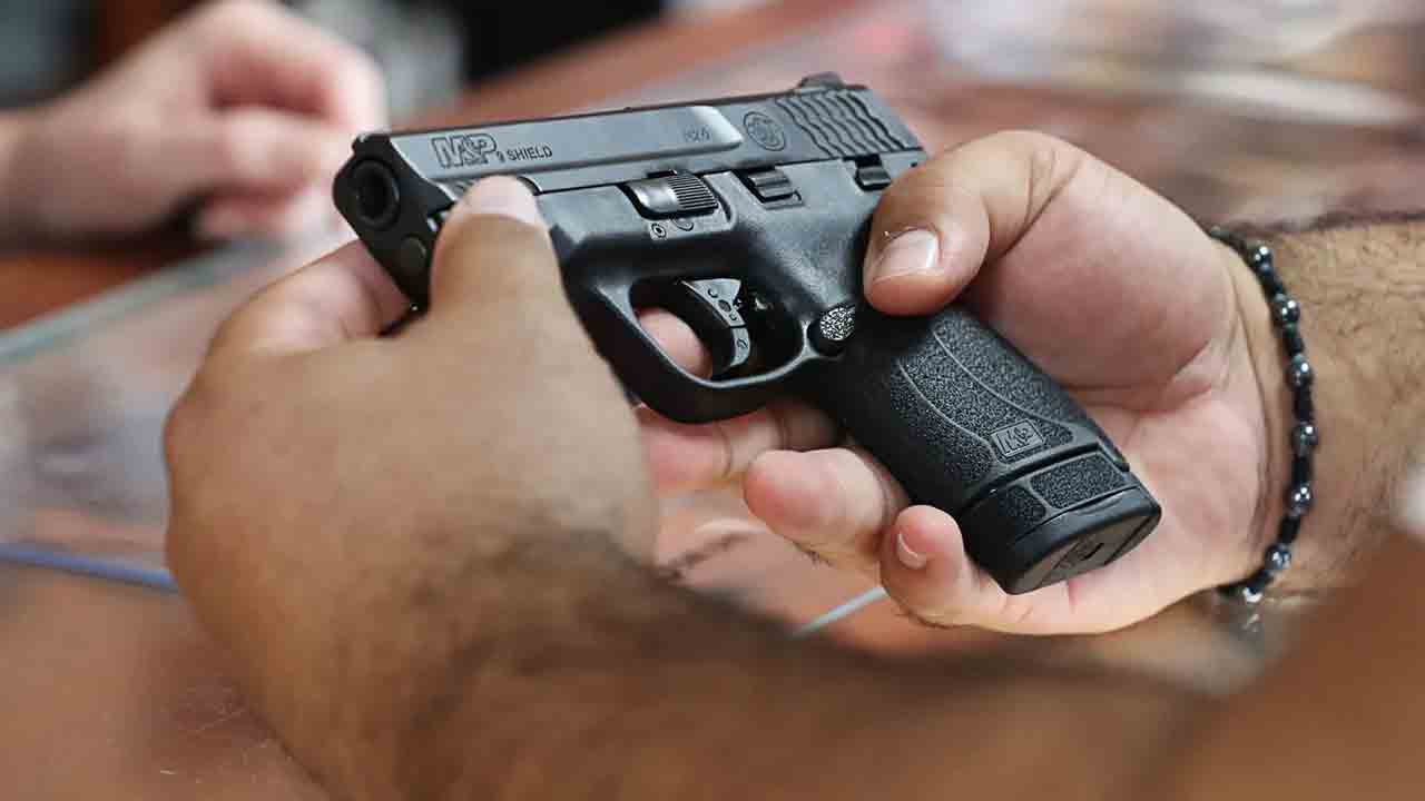 16లోగా లైసెన్స్‌డ్‌ గన్స్‌ డిపాజిట్‌ చేయండి