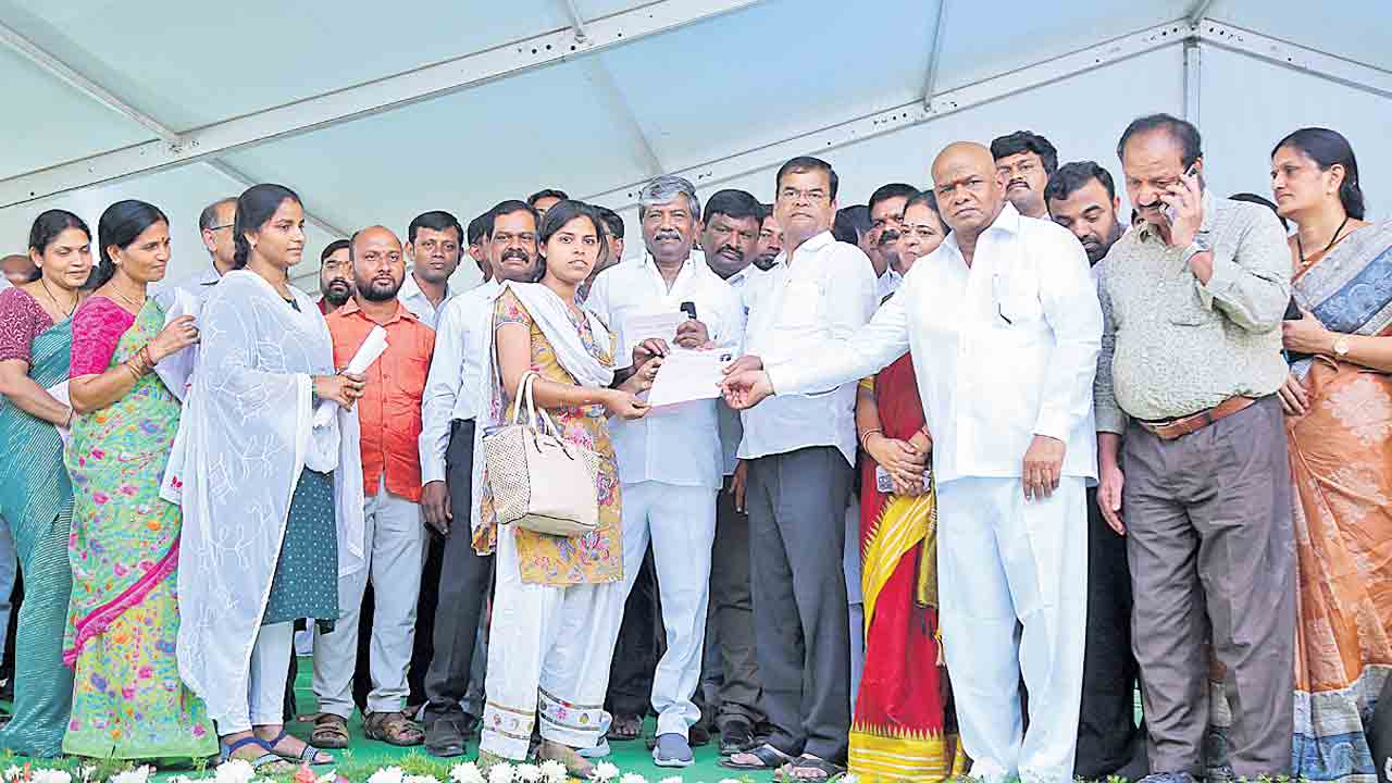 ఇప్పటివరకు ఇచ్చిన ఇండ్లు 61,596