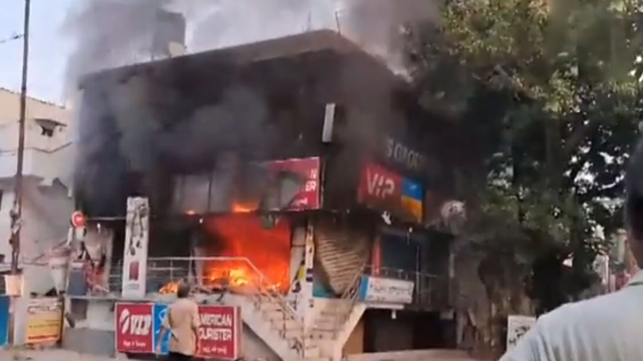 Fire accident | గణేశ్‌ టెంపుల్‌ సమీపంలో భారీ అగ్నిప్రమాదం.. దగ్ధమైన బ్యాగుల దుకాణం