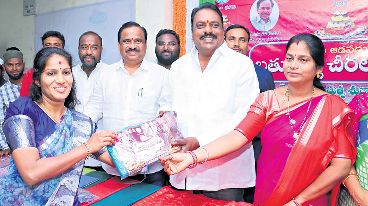 ఆనందోత్సాహం పండుగ వాతావరణంలో బతుకమ్మ చీరల పంపిణీ