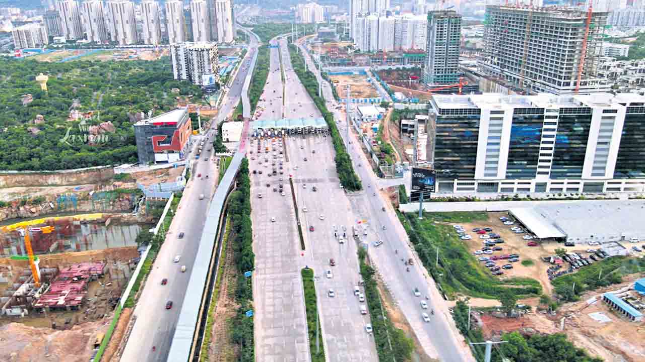 సర్వీసు రోడ్డు నుంచి ఓఆర్‌ఆర్‌ పైకి..