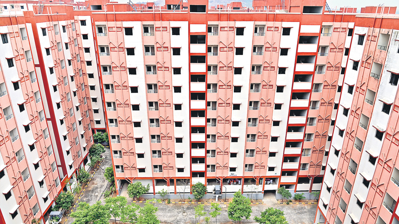 మరో లక్ష డబుల్‌ ఇండ్లు